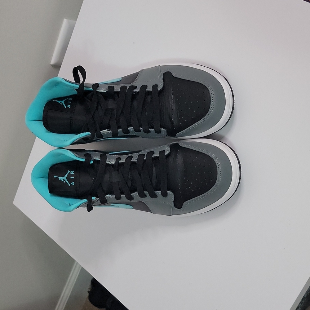 Jordan 1 Mid Men's Size 9.5/ Wmns Size 11